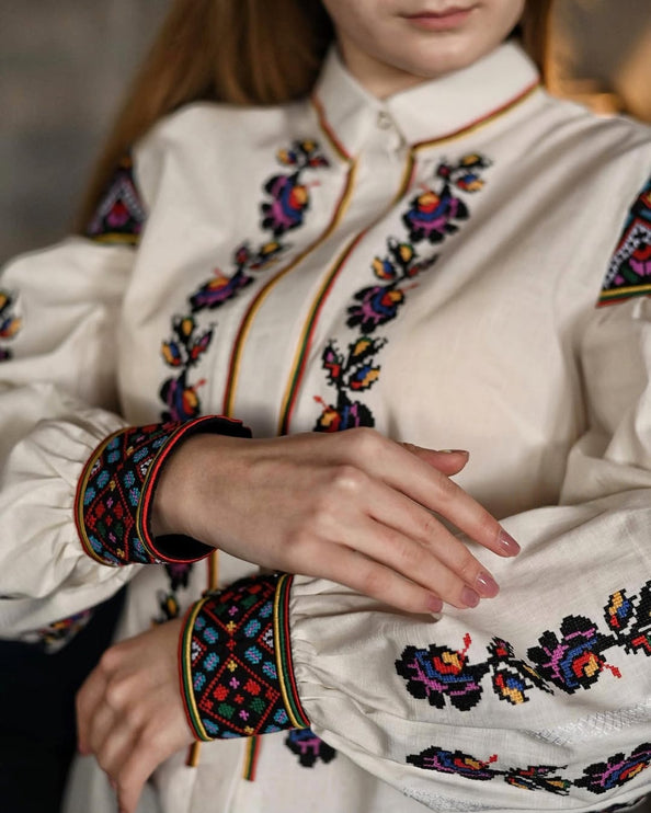Elegant women's embroidered shirt with snap buttons